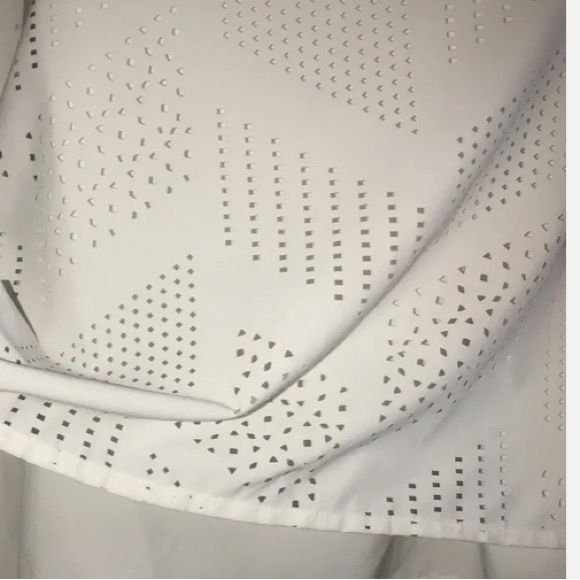 Athleta Ivory White Laser Cut Perforated Cropped Tank Top Spaghetti Strap L - Picture 7 of 7